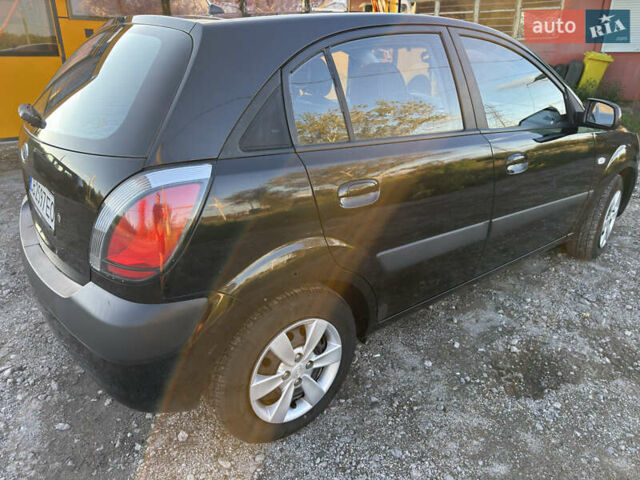 Черный Киа Рио, объемом двигателя 1.4 л и пробегом 156 тыс. км за 5300 $, фото 5 на Automoto.ua