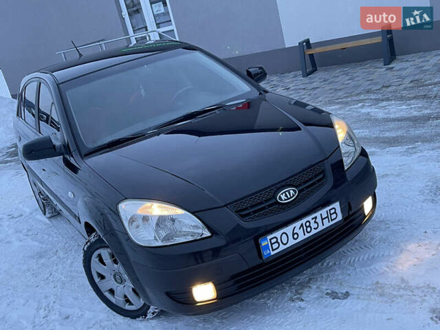 Черный Киа Рио, объемом двигателя 1.6 л и пробегом 233 тыс. км за 4199 $, фото 2 на Automoto.ua