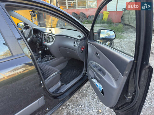Черный Киа Рио, объемом двигателя 1.4 л и пробегом 156 тыс. км за 5300 $, фото 3 на Automoto.ua