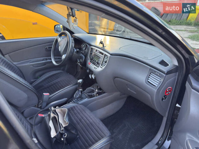 Черный Киа Рио, объемом двигателя 1.4 л и пробегом 156 тыс. км за 5300 $, фото 2 на Automoto.ua