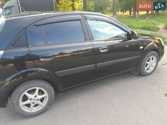 Чорний Кіа Ріо, об'ємом двигуна 1.4 л та пробігом 200 тис. км за 4500 $, фото 3 на Automoto.ua