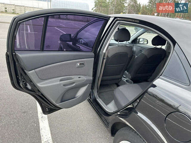 Черный Киа Рио, объемом двигателя 1.4 л и пробегом 158 тыс. км за 5000 $, фото 53 на Automoto.ua