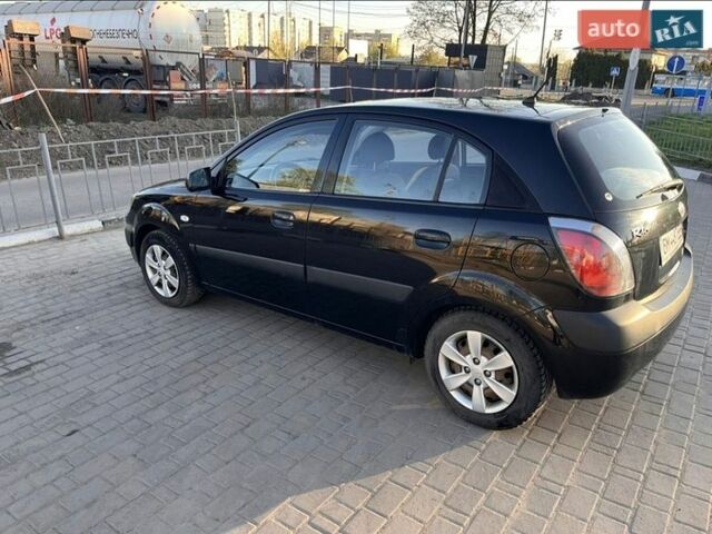 Черный Киа Рио, объемом двигателя 1.4 л и пробегом 205 тыс. км за 4000 $, фото 2 на Automoto.ua
