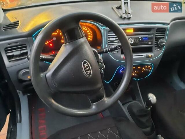 Черный Киа Рио, объемом двигателя 1.4 л и пробегом 390 тыс. км за 3500 $, фото 4 на Automoto.ua
