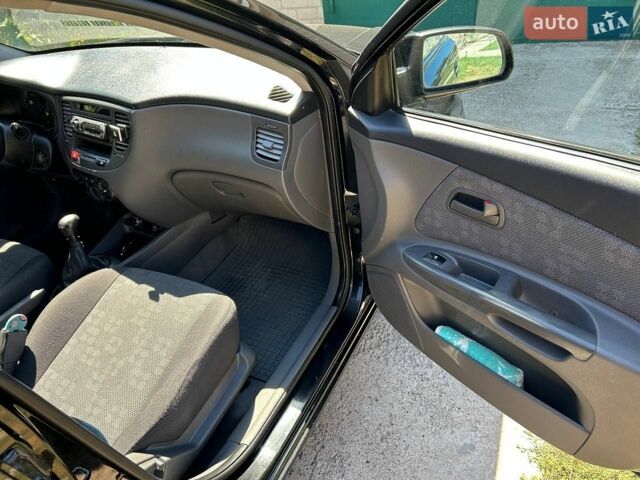 Черный Киа Рио, объемом двигателя 1.4 л и пробегом 214 тыс. км за 5100 $, фото 9 на Automoto.ua