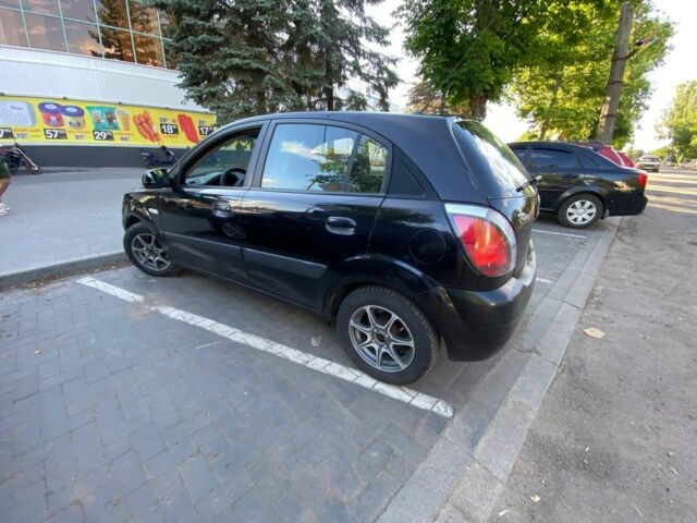 Чорний Кіа Ріо, об'ємом двигуна 1.4 л та пробігом 208 тис. км за 3650 $, фото 4 на Automoto.ua