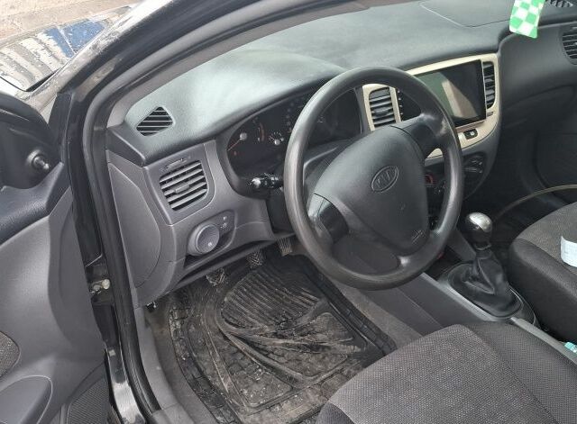 Чорний Кіа Ріо, об'ємом двигуна 2 л та пробігом 253 тис. км за 3534 $, фото 3 на Automoto.ua