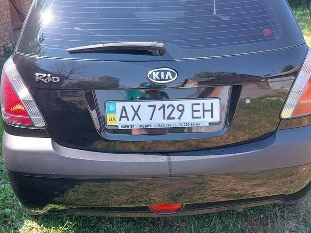 Чорний Кіа Ріо, об'ємом двигуна 1.4 л та пробігом 235 тис. км за 3300 $, фото 1 на Automoto.ua