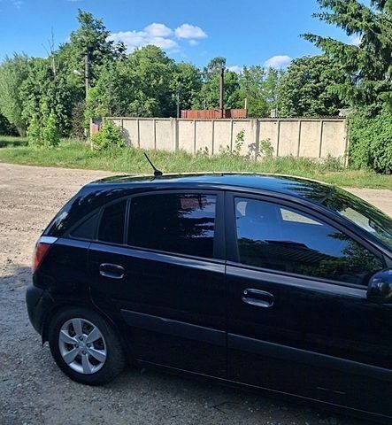 Черный Киа Рио, объемом двигателя 1.4 л и пробегом 226 тыс. км за 3500 $, фото 5 на Automoto.ua