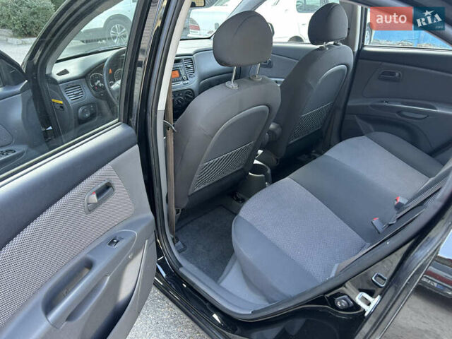 Чорний Кіа Ріо, об'ємом двигуна 1.4 л та пробігом 166 тис. км за 6100 $, фото 7 на Automoto.ua