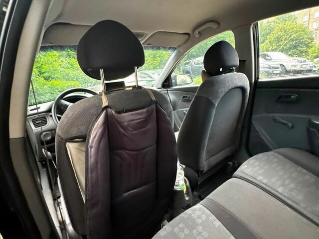 Черный Киа Рио, объемом двигателя 1.4 л и пробегом 270 тыс. км за 5100 $, фото 9 на Automoto.ua