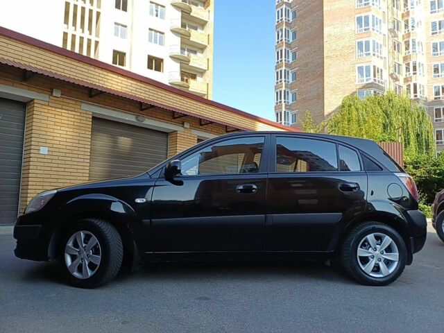 Черный Киа Рио, объемом двигателя 1.4 л и пробегом 212 тыс. км за 4430 $, фото 2 на Automoto.ua