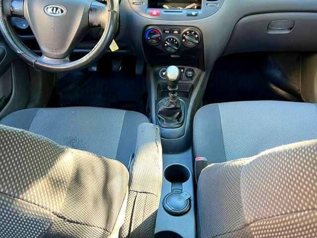 Черный Киа Рио, объемом двигателя 1.4 л и пробегом 260 тыс. км за 3900 $, фото 3 на Automoto.ua