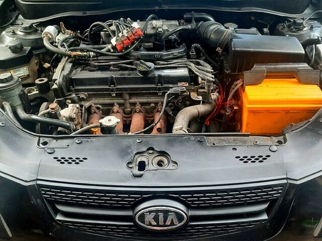 Черный Киа Рио, объемом двигателя 1.4 л и пробегом 392 тыс. км за 3700 $, фото 5 на Automoto.ua