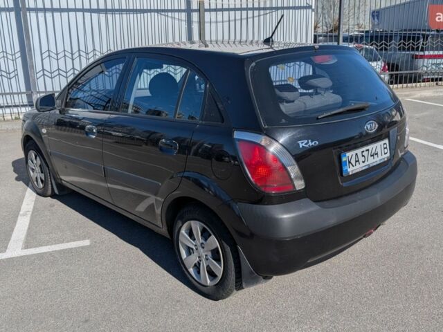 Черный Киа Рио, объемом двигателя 1.4 л и пробегом 287 тыс. км за 4400 $, фото 4 на Automoto.ua
