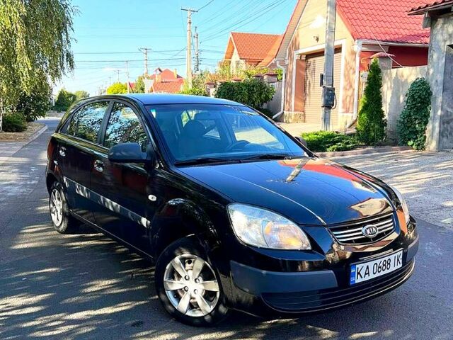 Черный Киа Рио, объемом двигателя 1.4 л и пробегом 260 тыс. км за 3900 $, фото 1 на Automoto.ua