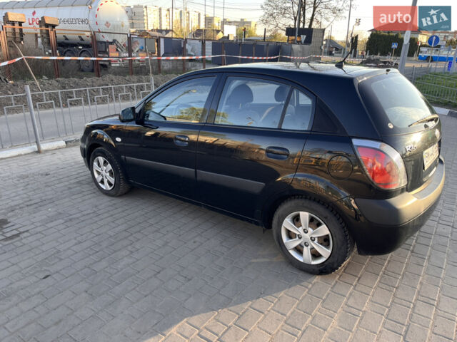 Черный Киа Рио, объемом двигателя 1.4 л и пробегом 201 тыс. км за 4000 $, фото 2 на Automoto.ua