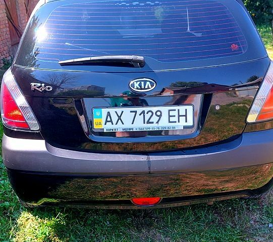 Черный Киа Рио, объемом двигателя 1.4 л и пробегом 235 тыс. км за 3300 $, фото 1 на Automoto.ua