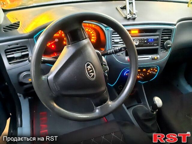 Черный Киа Рио, объемом двигателя 1.4 л и пробегом 392 тыс. км за 3700 $, фото 4 на Automoto.ua