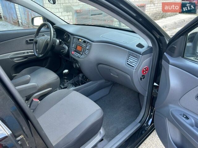 Черный Киа Рио, объемом двигателя 1.4 л и пробегом 167 тыс. км за 5200 $, фото 10 на Automoto.ua