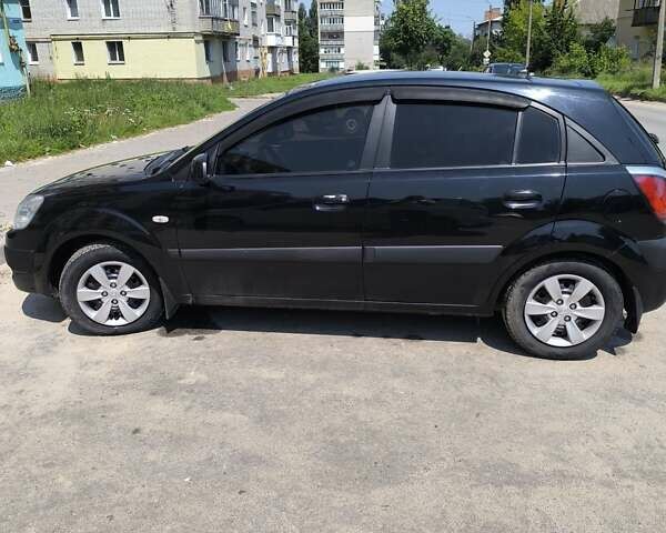 Черный Киа Рио, объемом двигателя 1.6 л и пробегом 170 тыс. км за 5000 $, фото 2 на Automoto.ua