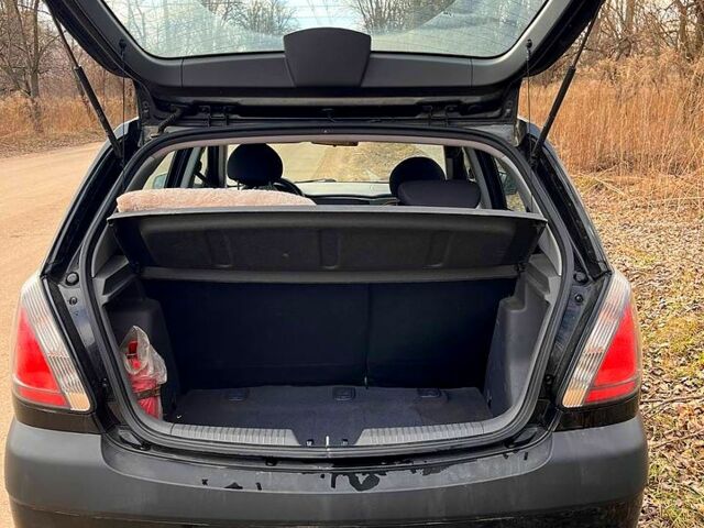 Чорний Кіа Ріо, об'ємом двигуна 1.4 л та пробігом 194 тис. км за 4500 $, фото 2 на Automoto.ua