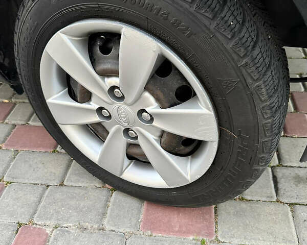 Черный Киа Рио, объемом двигателя 1.4 л и пробегом 269 тыс. км за 3400 $, фото 4 на Automoto.ua