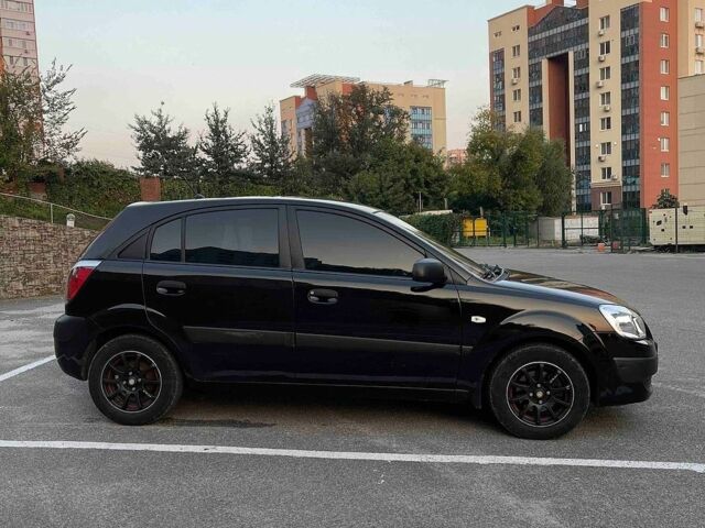 Черный Киа Рио, объемом двигателя 1.4 л и пробегом 230 тыс. км за 3850 $, фото 6 на Automoto.ua