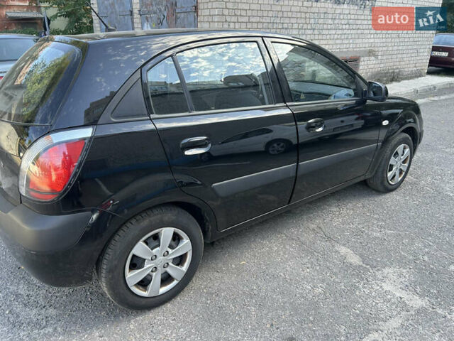 Чорний Кіа Ріо, об'ємом двигуна 1.4 л та пробігом 166 тис. км за 6100 $, фото 2 на Automoto.ua
