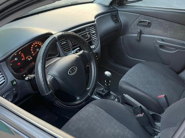 Черный Киа Рио, объемом двигателя 1.4 л и пробегом 230 тыс. км за 3850 $, фото 1 на Automoto.ua