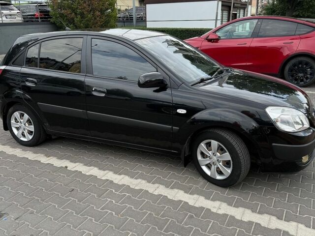 Чорний Кіа Ріо, об'ємом двигуна 1.4 л та пробігом 188 тис. км за 5100 $, фото 2 на Automoto.ua
