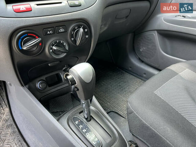 Черный Киа Рио, объемом двигателя 1.4 л и пробегом 193 тыс. км за 5800 $, фото 8 на Automoto.ua