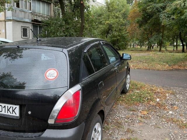 Чорний Кіа Ріо, об'ємом двигуна 1.4 л та пробігом 140 тис. км за 6500 $, фото 3 на Automoto.ua