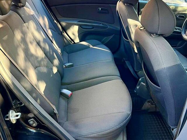 Черный Киа Рио, объемом двигателя 1.4 л и пробегом 260 тыс. км за 3900 $, фото 4 на Automoto.ua