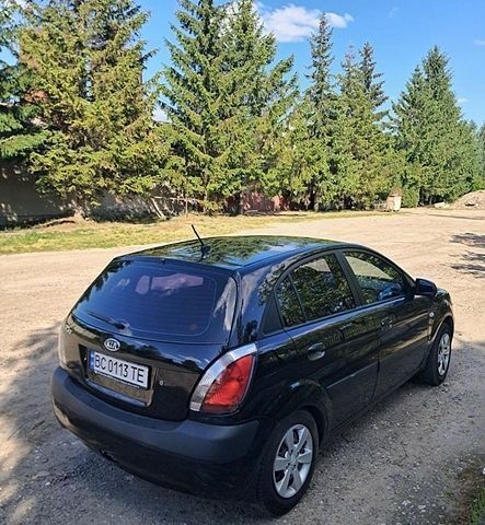 Черный Киа Рио, объемом двигателя 1.4 л и пробегом 226 тыс. км за 3500 $, фото 4 на Automoto.ua