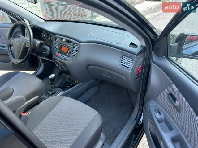 Черный Киа Рио, объемом двигателя 1.4 л и пробегом 167 тыс. км за 5200 $, фото 8 на Automoto.ua