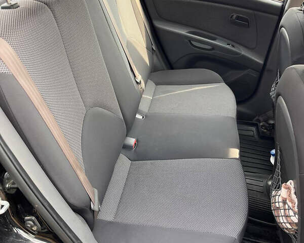 Черный Киа Рио, объемом двигателя 1.4 л и пробегом 194 тыс. км за 4900 $, фото 5 на Automoto.ua