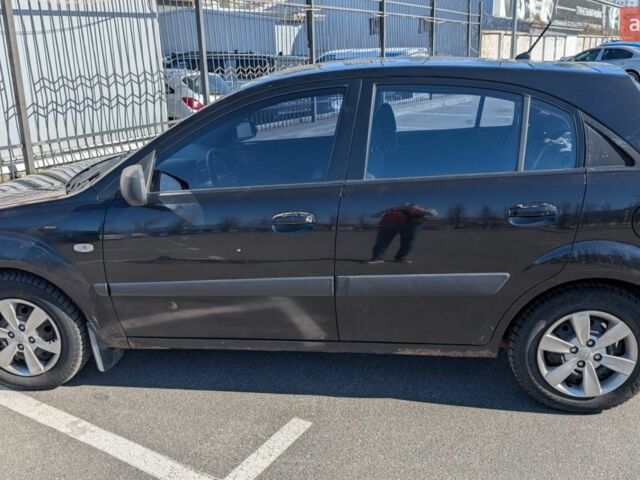 Черный Киа Рио, объемом двигателя 1.4 л и пробегом 287 тыс. км за 4400 $, фото 6 на Automoto.ua