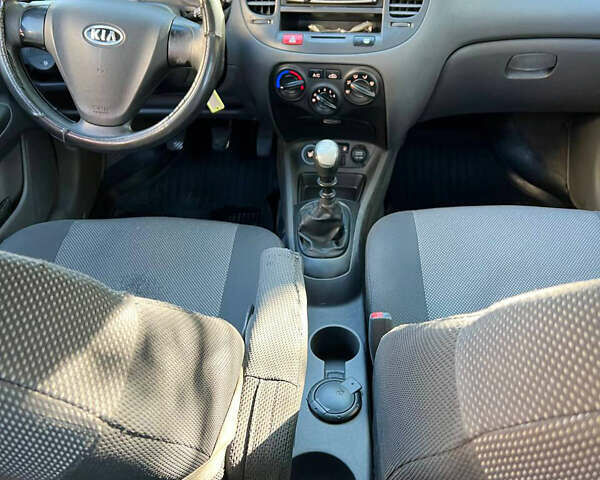 Черный Киа Рио, объемом двигателя 1.4 л и пробегом 269 тыс. км за 3400 $, фото 5 на Automoto.ua