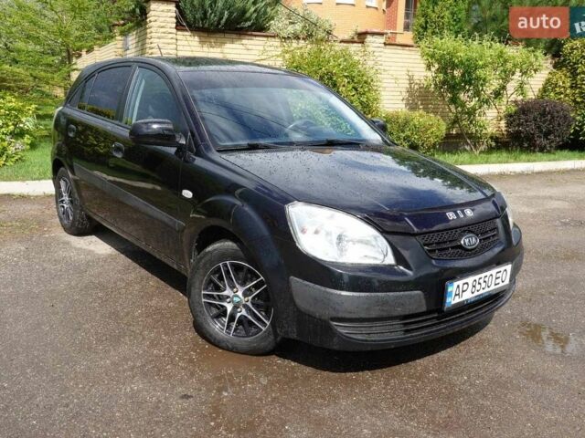 Черный Киа Рио, объемом двигателя 1.4 л и пробегом 216 тыс. км за 3700 $, фото 1 на Automoto.ua
