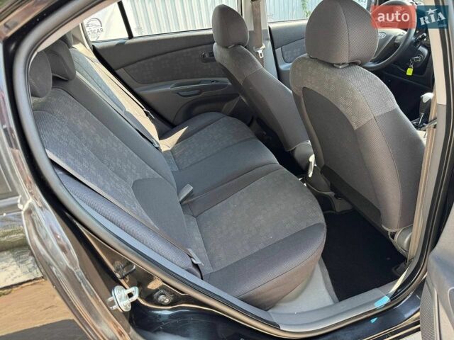 Чорний Кіа Ріо, об'ємом двигуна 1.4 л та пробігом 180 тис. км за 5999 $, фото 13 на Automoto.ua