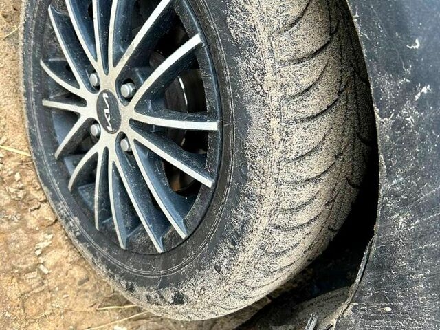 Чорний Кіа Ріо, об'ємом двигуна 1.4 л та пробігом 205 тис. км за 5000 $, фото 5 на Automoto.ua