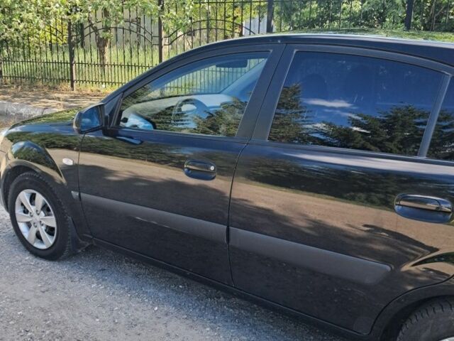 Чорний Кіа Ріо, об'ємом двигуна 1.4 л та пробігом 240 тис. км за 3711 $, фото 6 на Automoto.ua