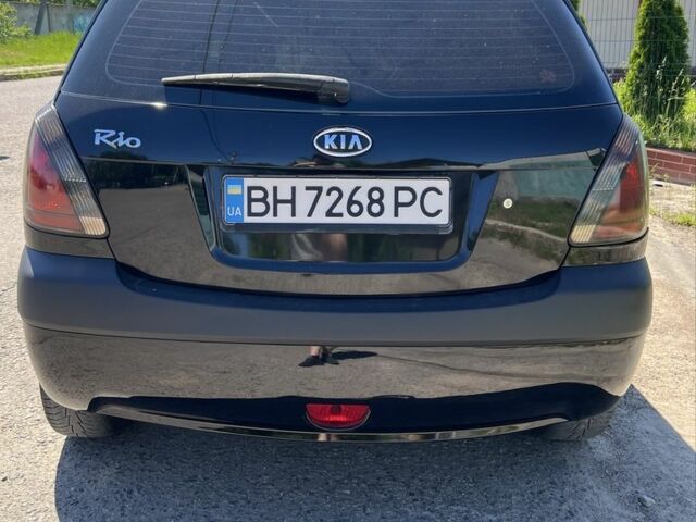 Черный Киа Рио, объемом двигателя 1.4 л и пробегом 240 тыс. км за 5200 $, фото 4 на Automoto.ua