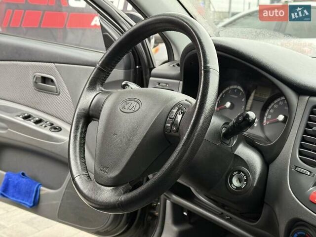 Черный Киа Рио, объемом двигателя 1.4 л и пробегом 166 тыс. км за 6000 $, фото 18 на Automoto.ua