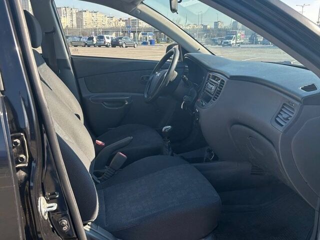 Чорний Кіа Ріо, об'ємом двигуна 1.4 л та пробігом 167 тис. км за 2900 $, фото 5 на Automoto.ua