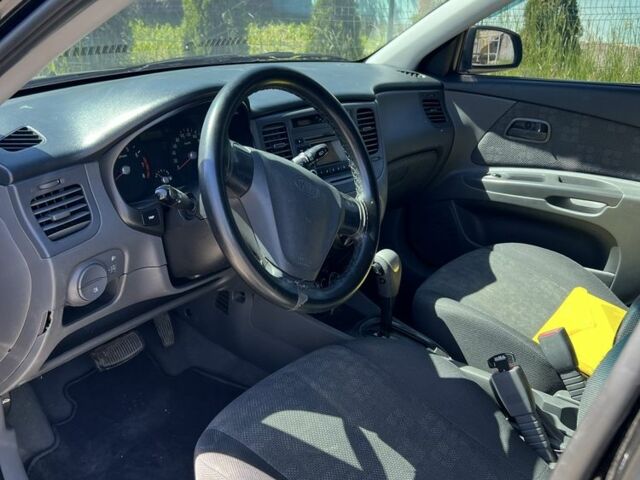 Черный Киа Рио, объемом двигателя 1.4 л и пробегом 240 тыс. км за 5200 $, фото 6 на Automoto.ua