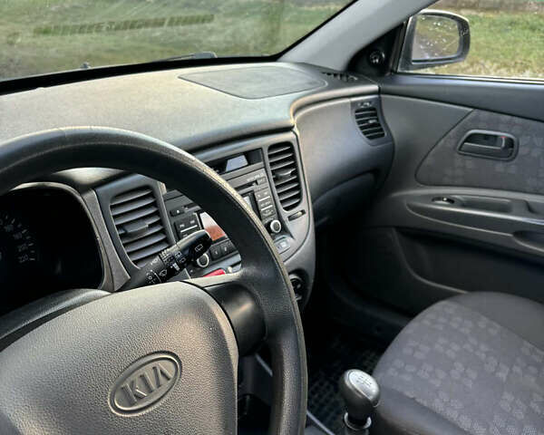 Чорний Кіа Ріо, об'ємом двигуна 1.4 л та пробігом 220 тис. км за 4399 $, фото 10 на Automoto.ua