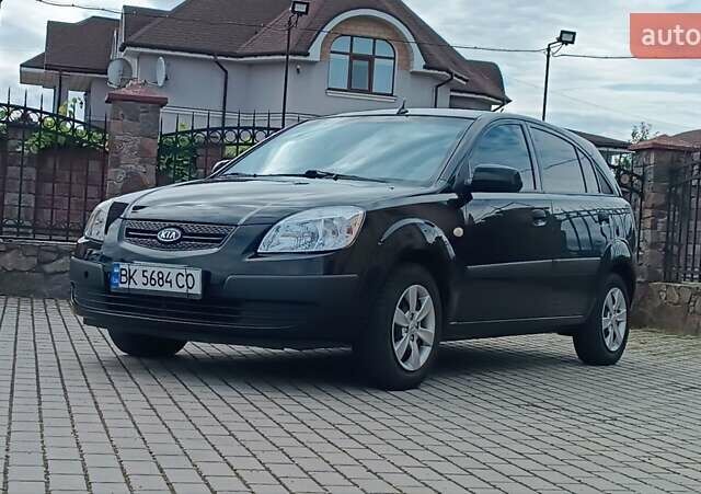 Чорний Кіа Ріо, об'ємом двигуна 1.4 л та пробігом 181 тис. км за 3850 $, фото 4 на Automoto.ua
