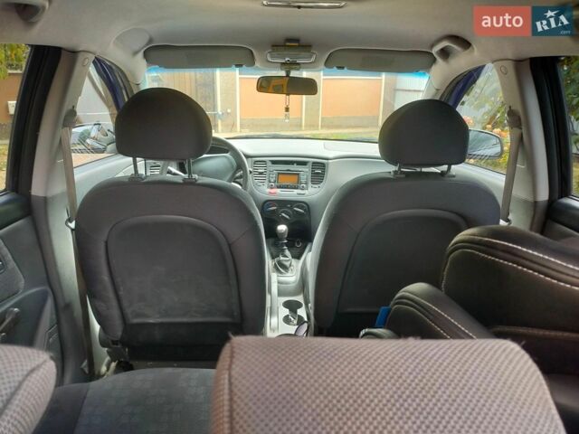 Черный Киа Рио, объемом двигателя 1.4 л и пробегом 160 тыс. км за 4250 $, фото 5 на Automoto.ua